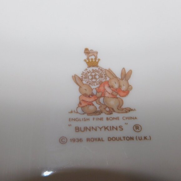 VTG Royal Doulton Bunnykins 6.25" Bowl Toppling the Fruit Cart Bone China - Picture 5 of 6